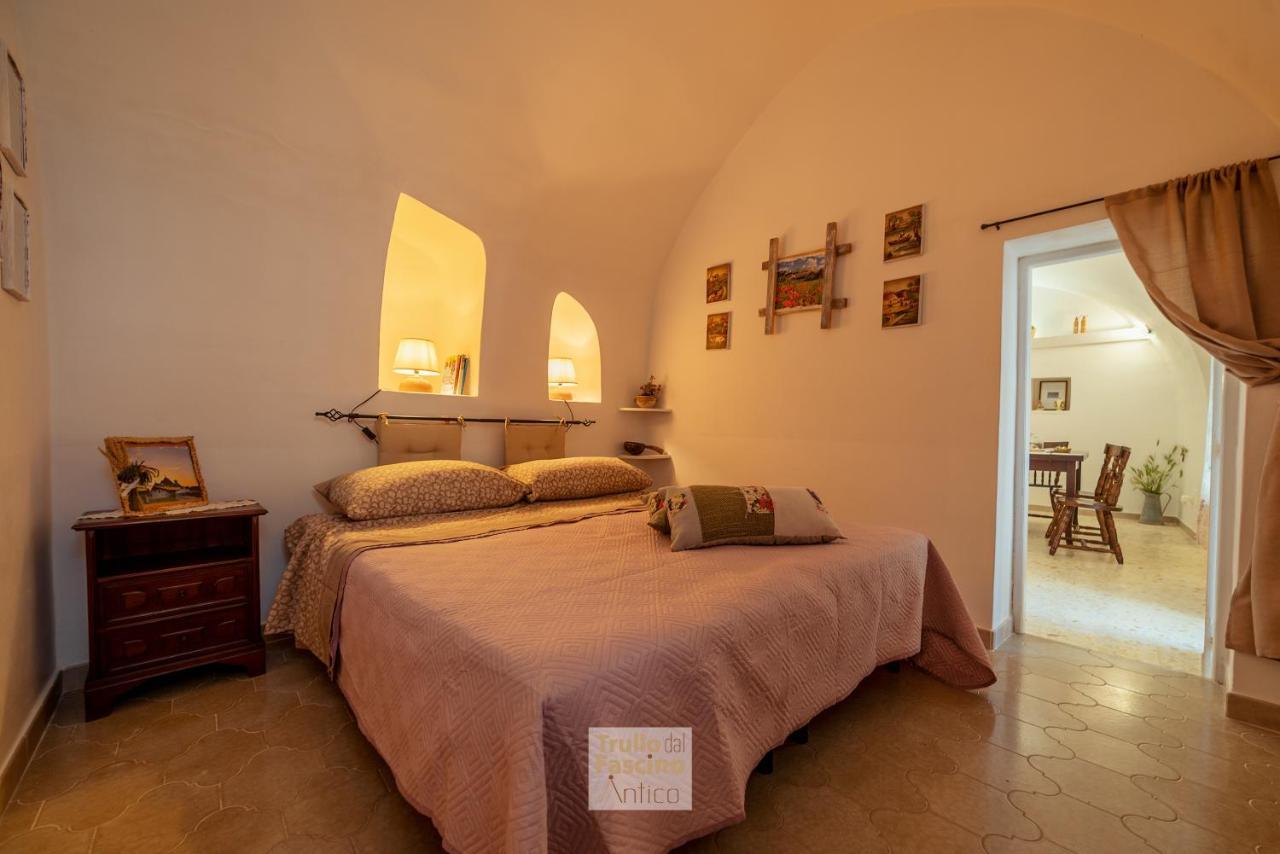 Trullo Dal Fascino Antico Villa Locorotondo Luaran gambar